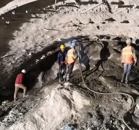 凤凰镇拱顶带模注浆料的施工流程及注意事项